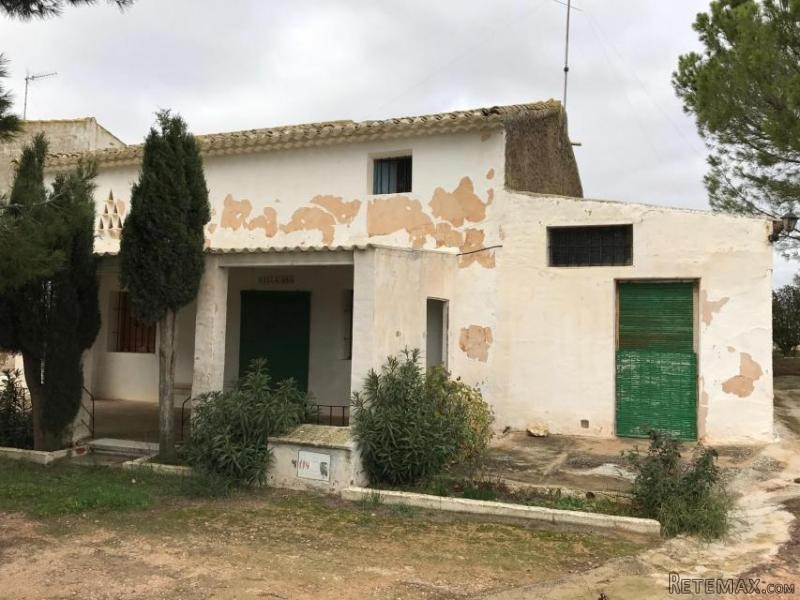 Detached country house in yecla murcia..