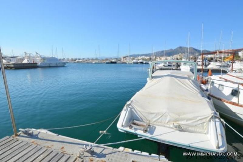 ROSES: Mooring in the yacht harbour of..