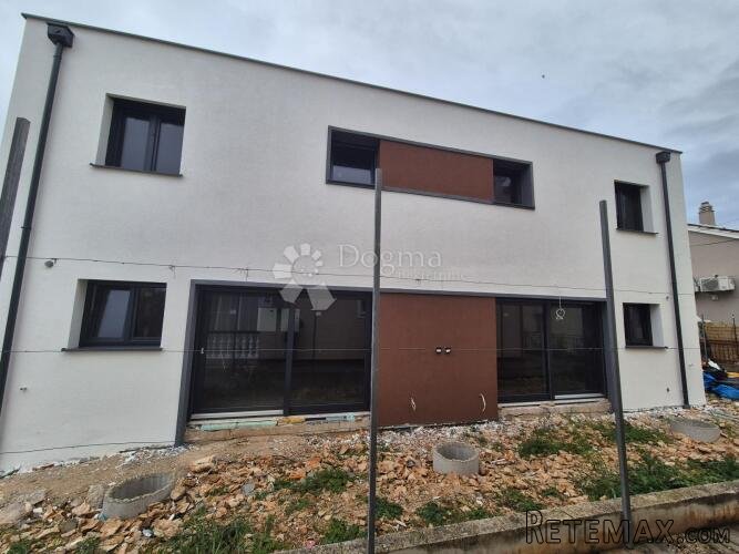 Vodice - nova kuća 130 m2 - povoljno S1