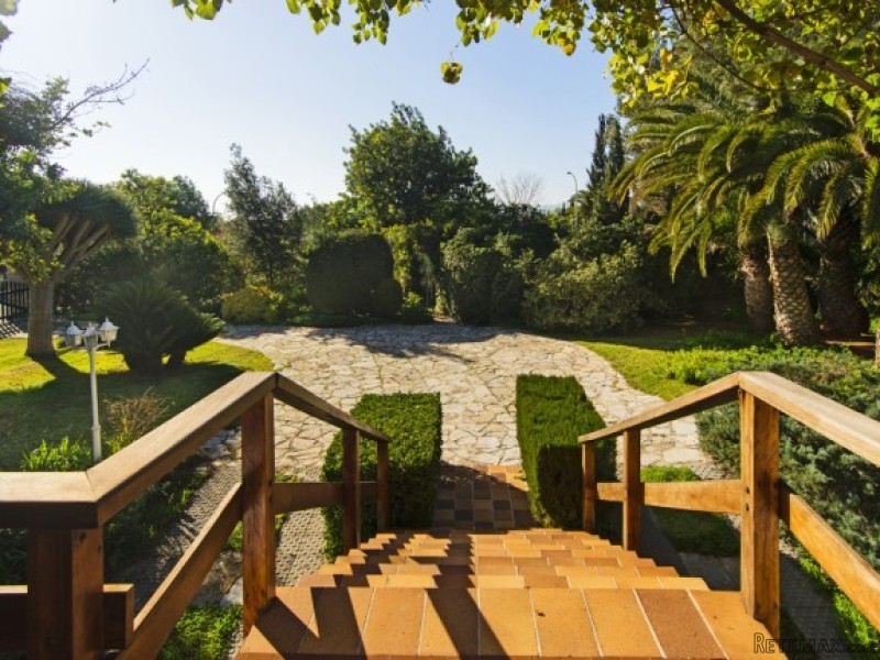 Villa With Beautifully Landscaped.. - 2
