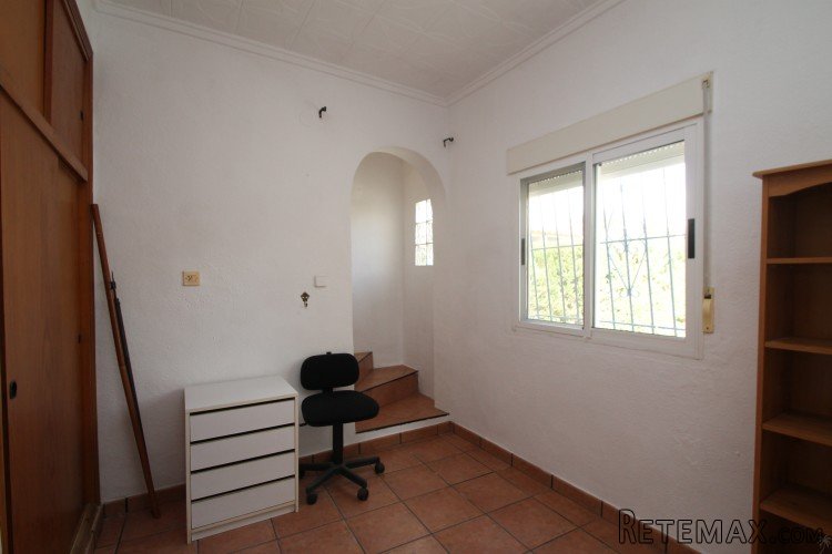 Beautiful villa in a quiet street and with a just 500m walk.. - 8