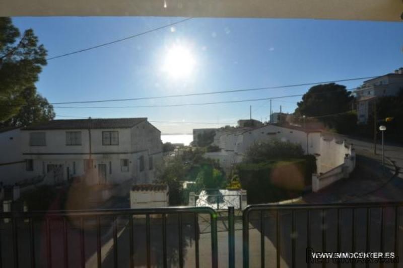ROSES: Beautiful 2 bedroom apartment..