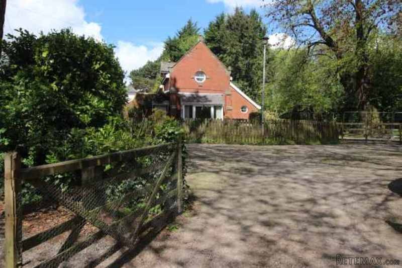 3 bedroom, Semi-detached House house..