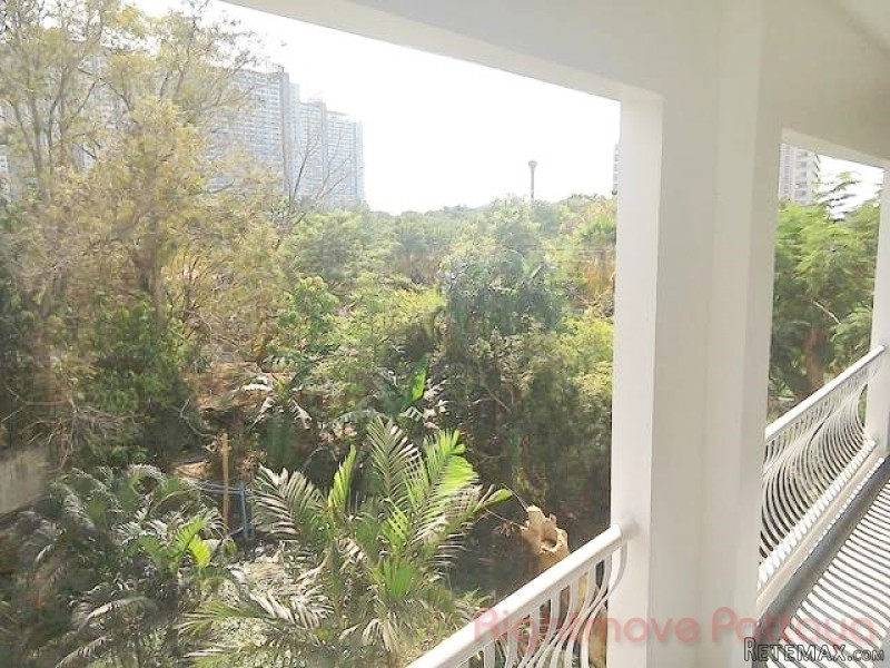 1 Bedroom Condo for sale in Jomtien -..