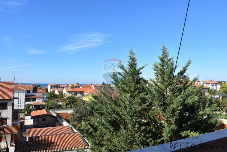 Poreč, trosoban stan s pogledom na more