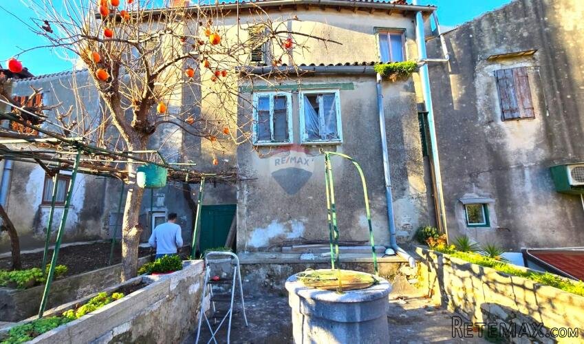 Rovinj, kuća sa vrtom i cisternom, mirna ulica, za renovacij