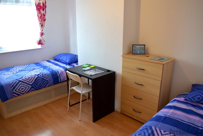 Double room, Zone 2, Devons road (share..