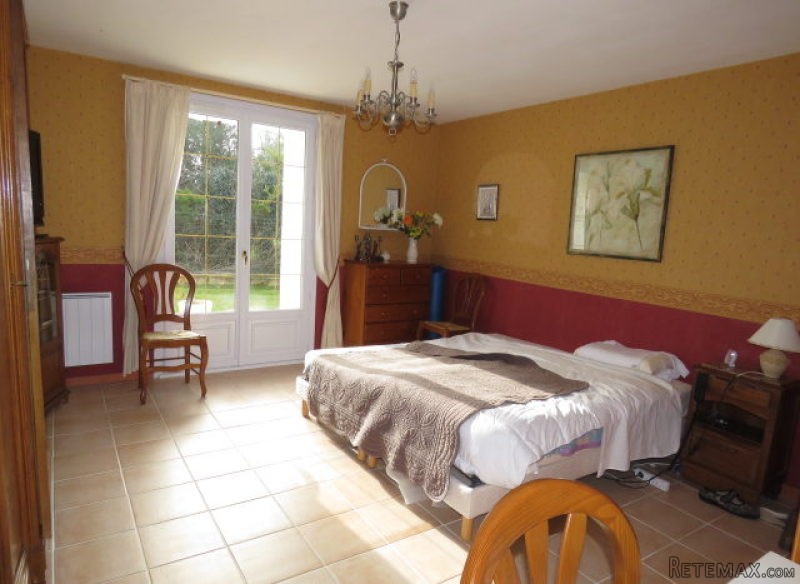 Bungalow with large garden and garages. - 2