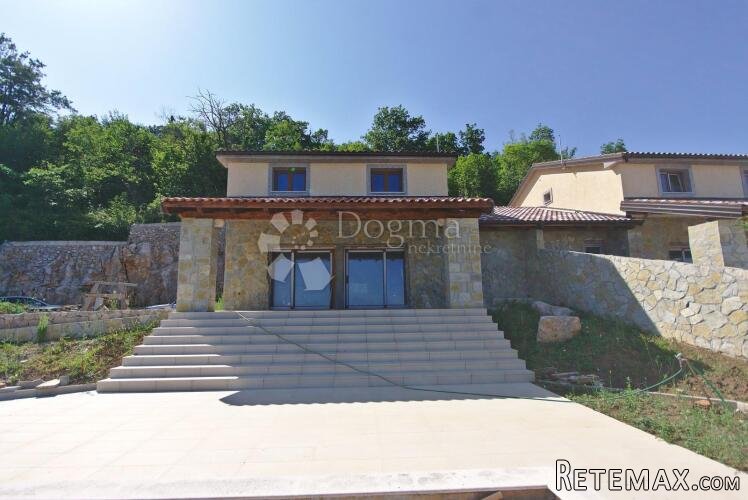 OPATIJA, POLJANE- KUĆA SA DVA DVOETAŽNA STANA DVA BAZENA I P