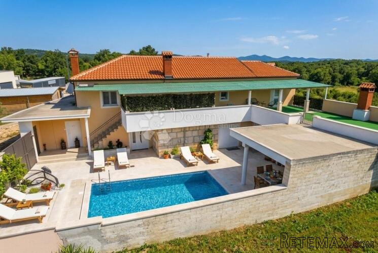 Obiteljska kuća za odmor s bazenom i visokim potencijalom na
