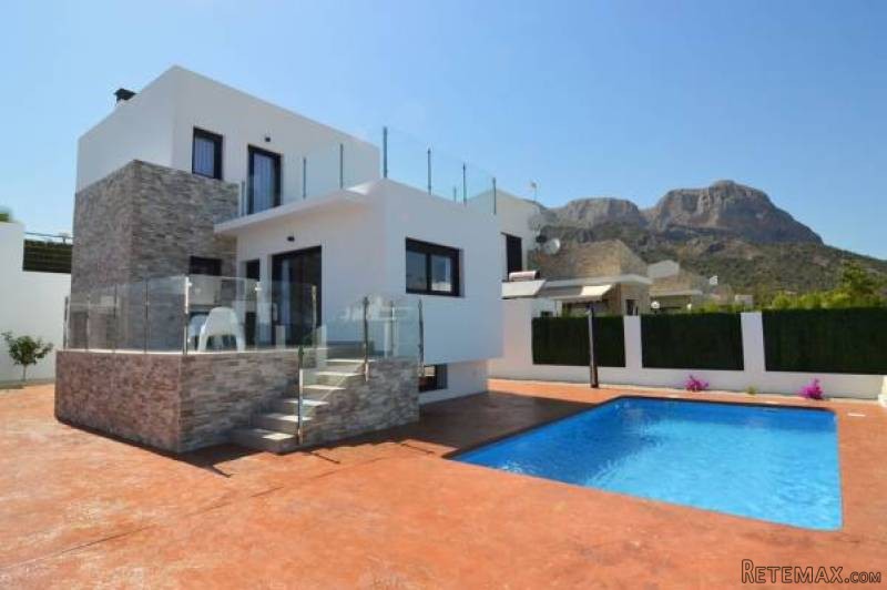 4 Bedroom 3 Bathroom Villa In La Nucia..