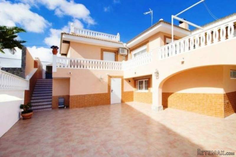 4 Bedroom 2 Bathroom Villa In..