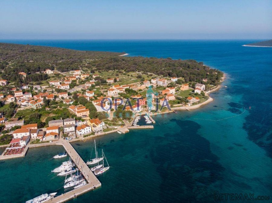 Ilovik-kuća sa tri stana, pizzerijom, slastičarnom i k..