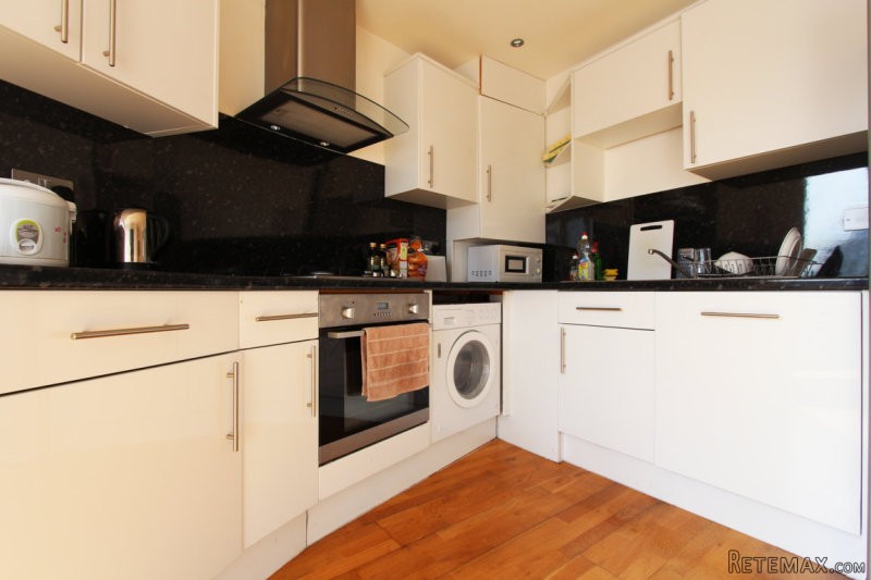 Single with double bed near Canary.. - 2