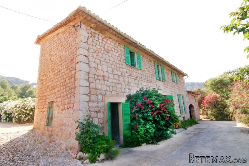 Very charming finca in need of reform..