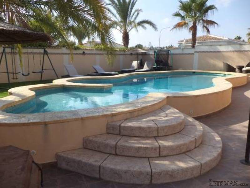 5 Bedroom 3 Bathroom Villa In Ciudad.. - 2