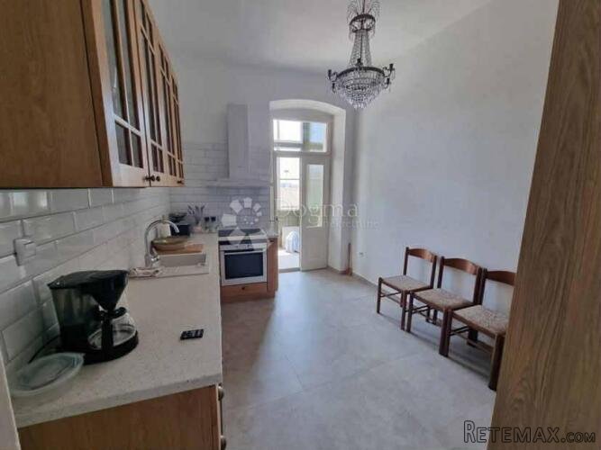 Kompletno renoviran stan u samom centru Pule – 93 m² s teras - 2