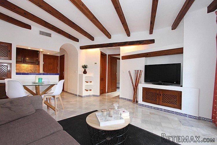 This traditional apartment is located in bustling.. - 2