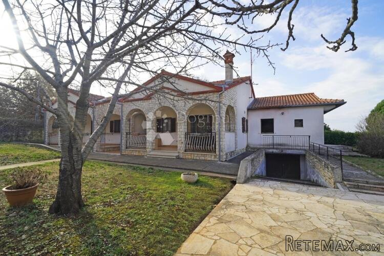 Prostrana samostojeća kuća sa velikom okućnicom - 3