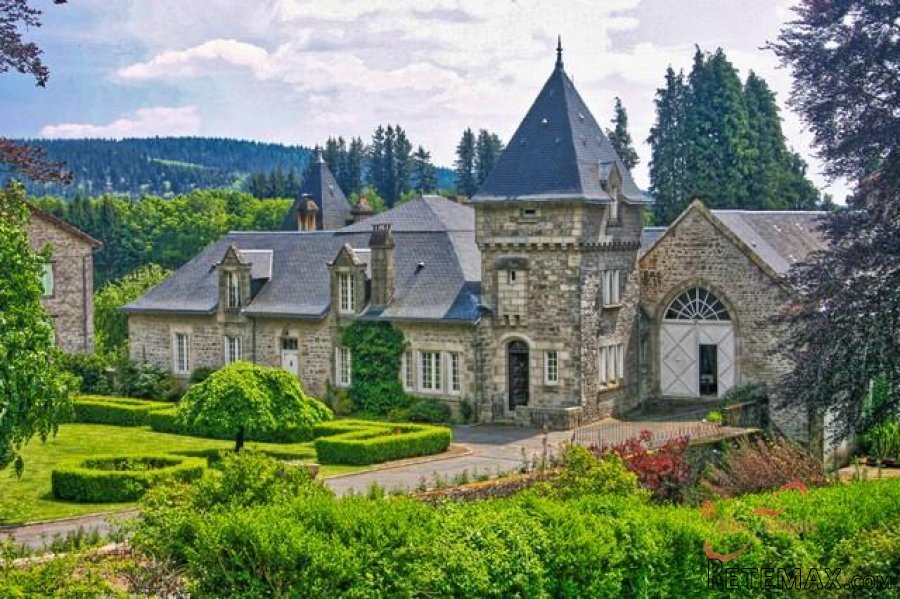 Nr Bourganeuf (23) - A stunning château / manoir sold fully..