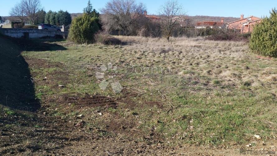 Prostrana građevinska parcela blizu Labina - 2