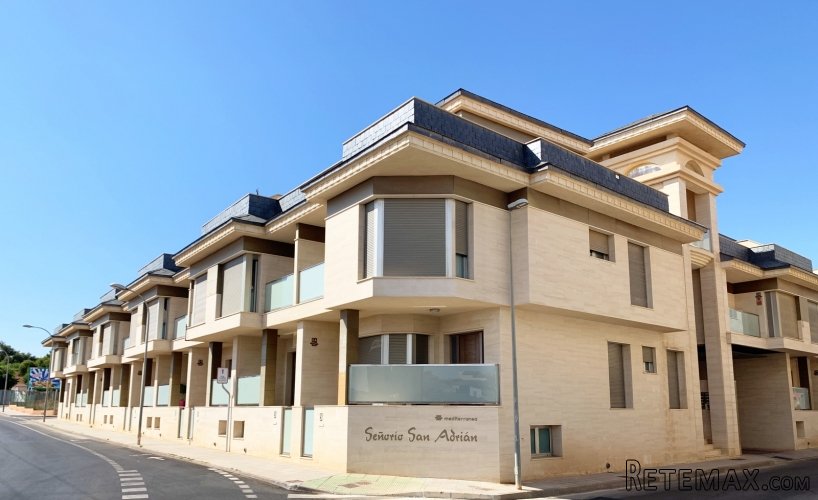 Los dúplex están situados en una urbanización ubicada en Pi.. - 3