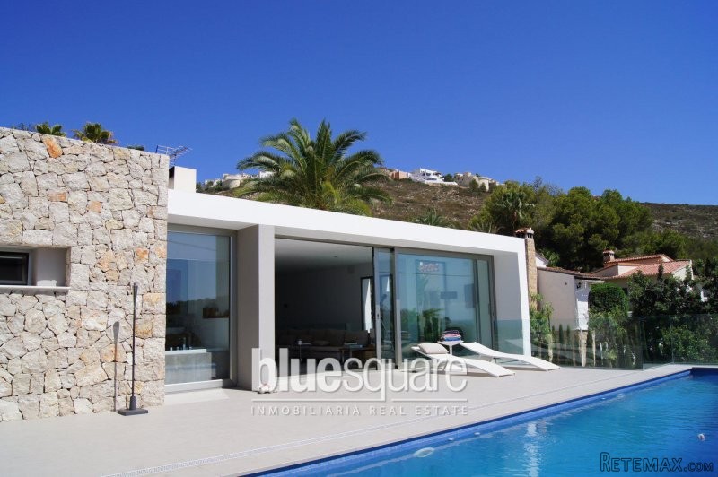 Stunning modern villa with gorgeous sea..