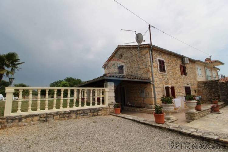 Kuća sa bazenom u mirnom okruženju - 2