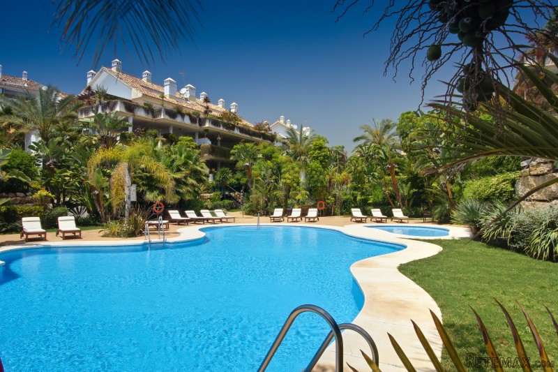 Large and spacious corner apartment in..