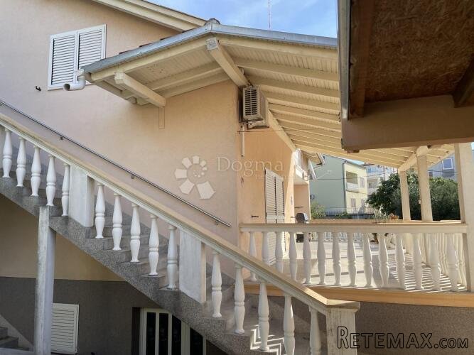 Vodice – Kuća s 3 stana i dodatnim objektom, 500 m od mora - 2