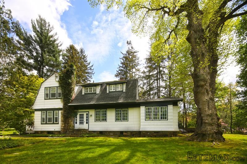 6 bedroom House For Sale: 2 1/2 Leonard..