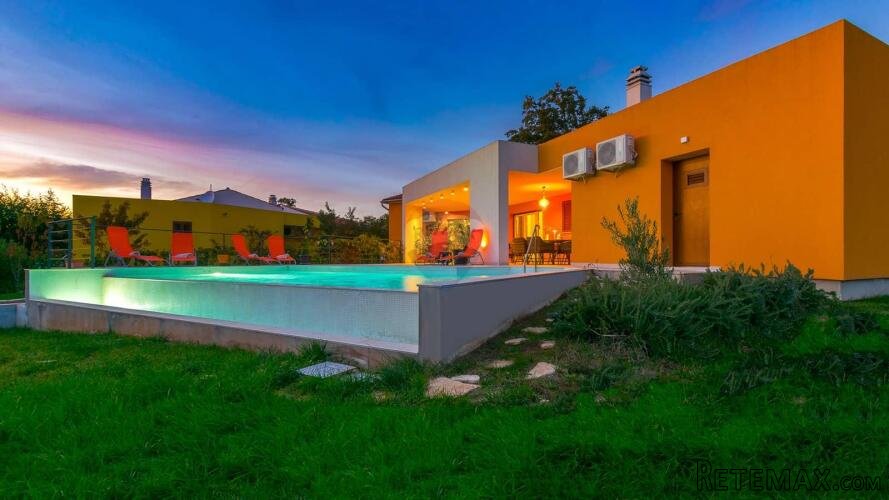 Istra, Svetvinčenat, villa sa bazenom na rubu mjesta