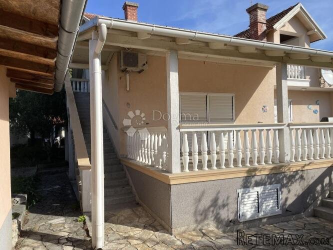Vodice – Kuća s 3 stana i dodatnim objektom, 500 m od mora - 3