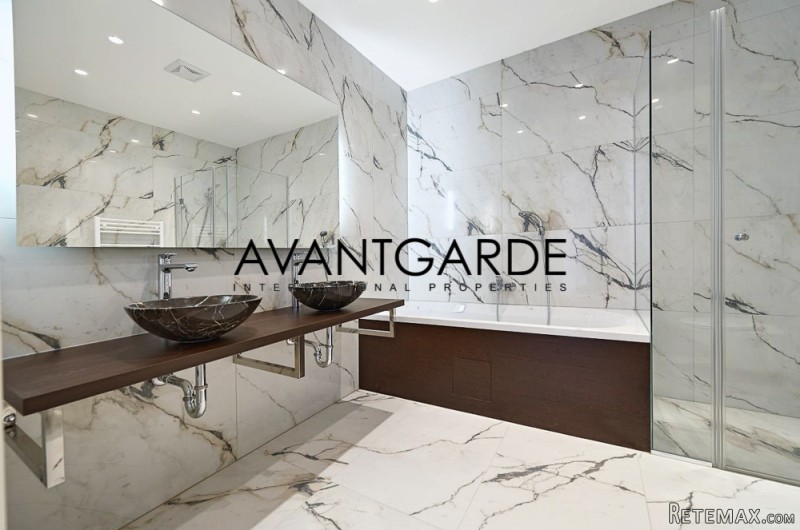 Generous top floor apartment with view - 2