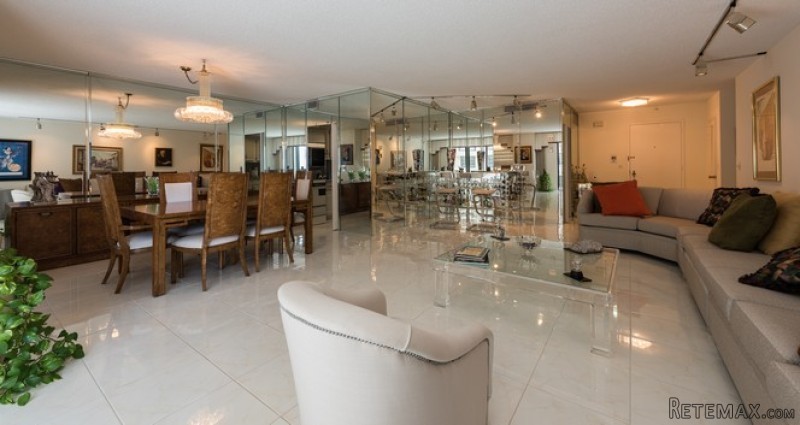 2 bedroom Flat For Sale: 9801 Collins..