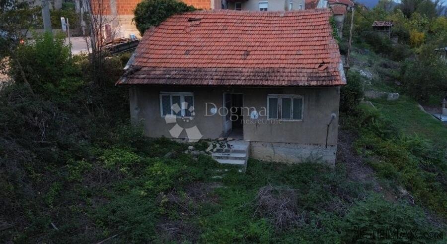 KNIN – Prizemnica za adaptaciju s velikom okućnicom!!