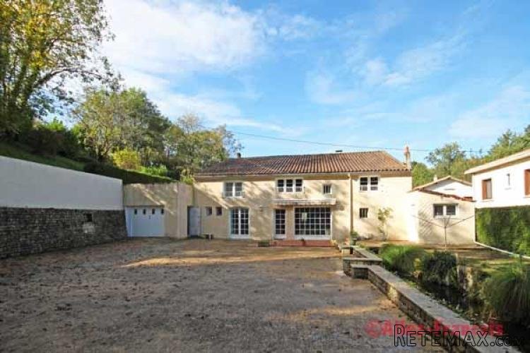 St Genard, Marcillé (79) - Stone mill offering spacious.. - 2