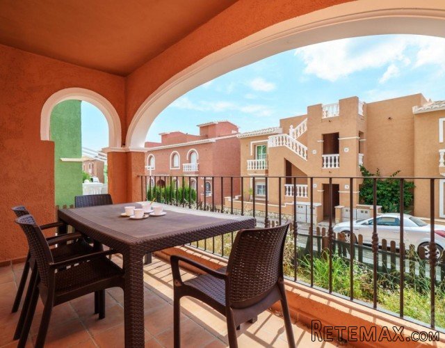 This 2 bedroom apartment offers a covered terrace and.. - 2