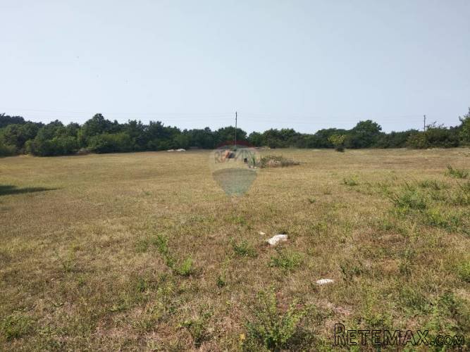 ZEMLJIŠTE 7737 m2 SA DOZVOLOM ZA GRADNJU KUĆE S BAZENOM - 2