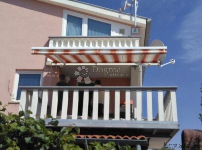Apartman s terasom u blizini mora i plaže!