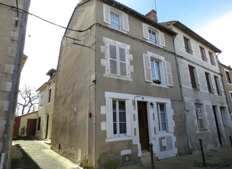 Beautifully renovated townhouse in..