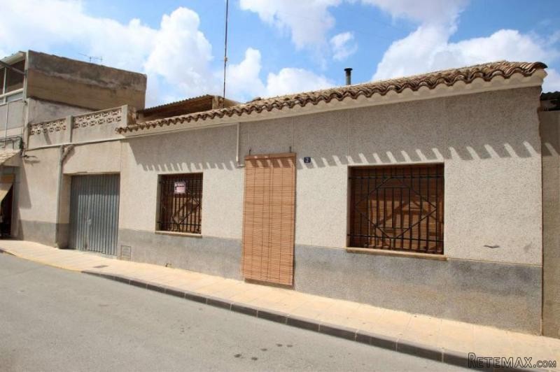Centre of town with outside space (Ref...
