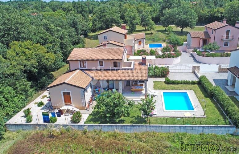Poreč okolica, prekrasna kuća u mirnom naselju s bazenom