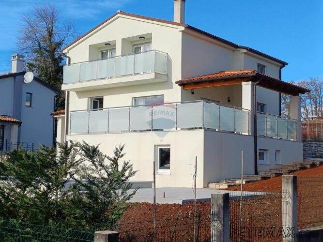 Istra, Svetvinčenat, kuća sa bazenom i pogledom na stari gra
