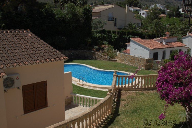 This detached villa was built in 1991, on 2 levels, and is.. - 2