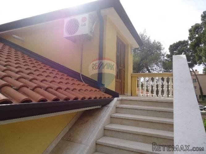 PULA, ŠIRI CENTAR, MANSARDNI STAN S VELIKOM TERASOM - 2