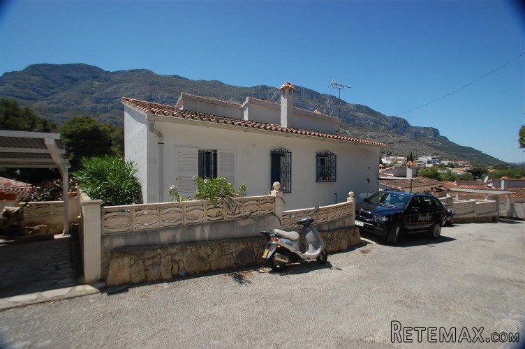 This detached villa was built in 1991, on 2 levels, and is.. - 3