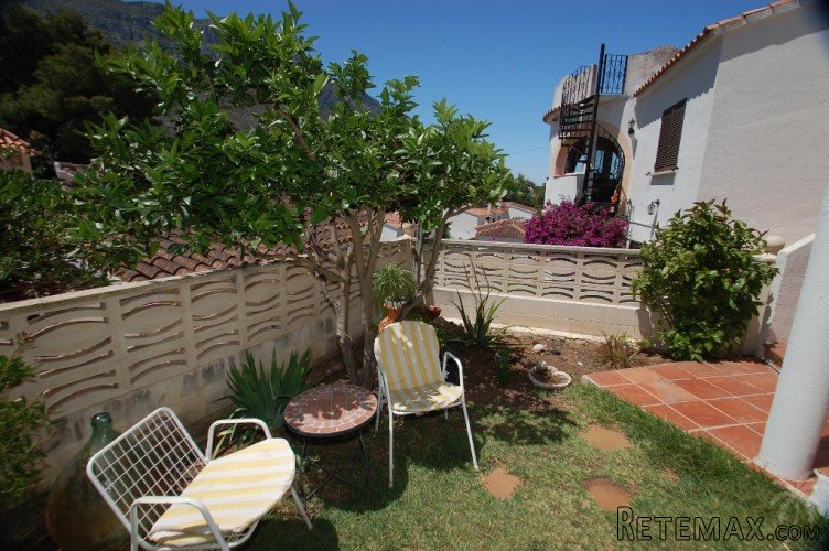 This detached villa was built in 1991, on 2 levels, and is.. - 4
