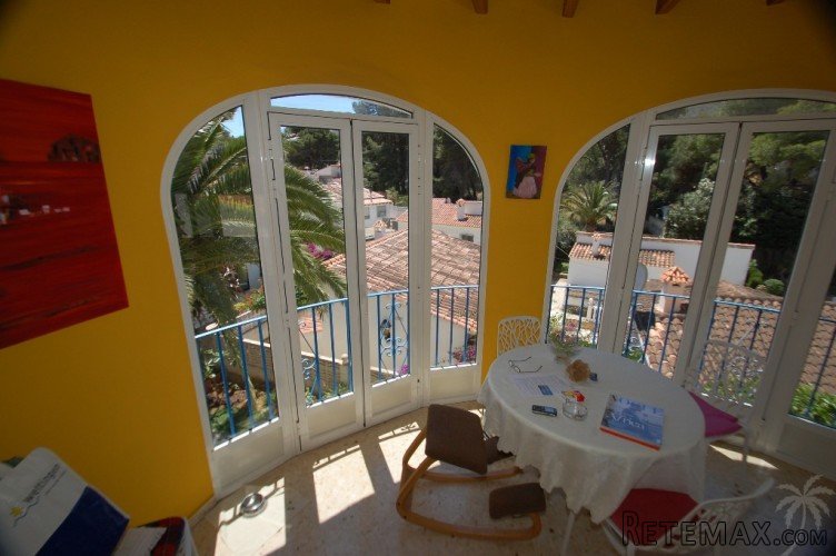 This detached villa was built in 1991, on 2 levels, and is.. - 5