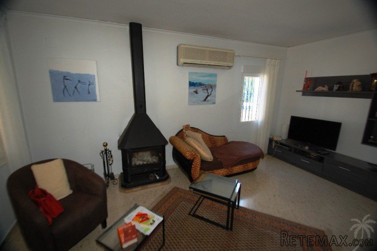 This detached villa was built in 1991, on 2 levels, and is.. - 6
